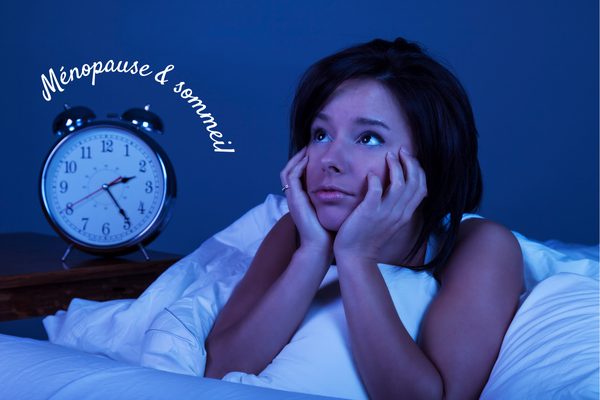 Femme éveillée au milieu de la nuit, illustrant les troubles du sommeil liés à la ménopause