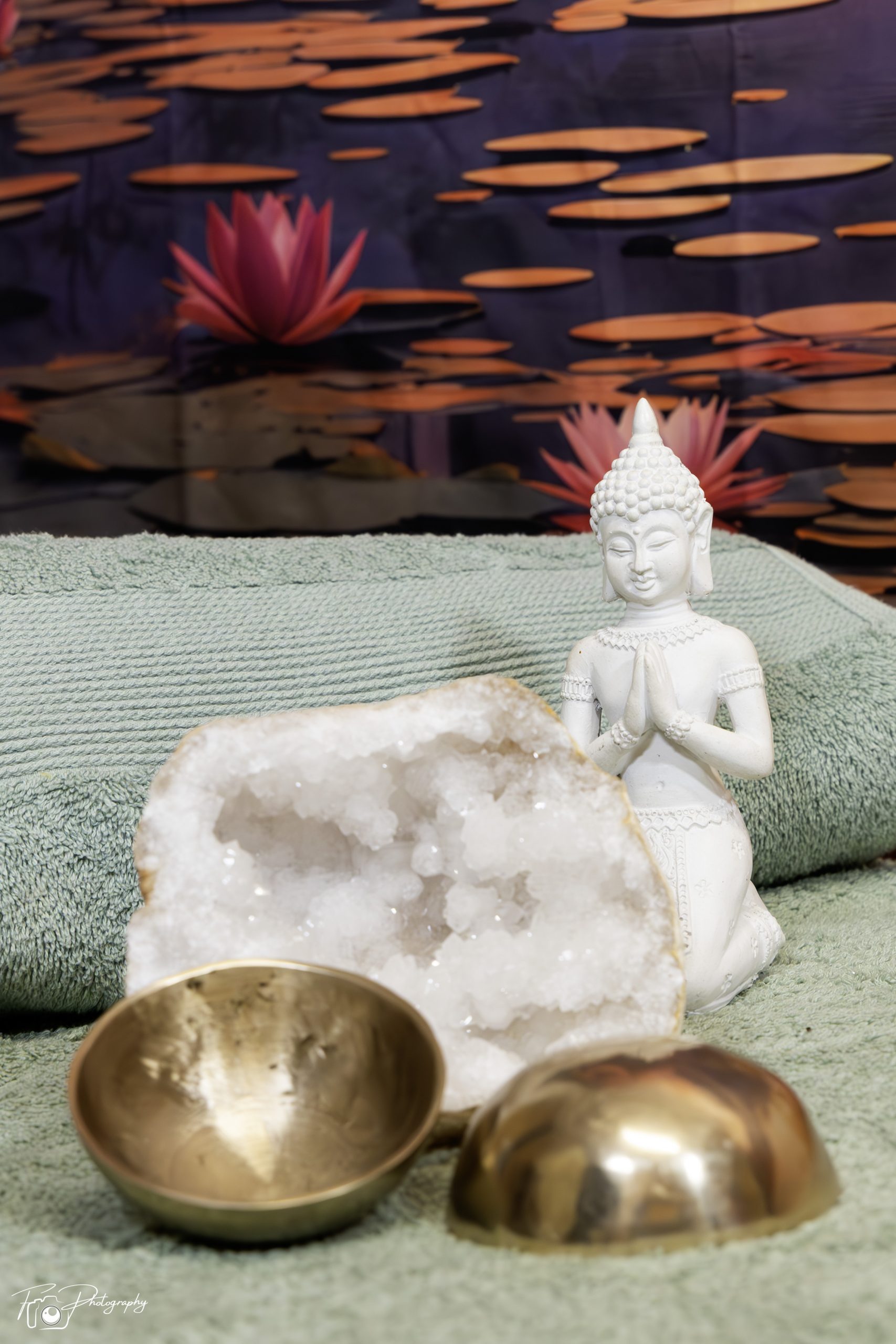 2 bols de soin kansu, une geode de quartz et un bouddha
